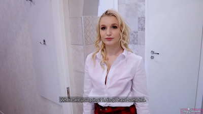 年輕的女大學生和他的朋友背叛了她的男朋友| POV 和暨在她的陰戶內！